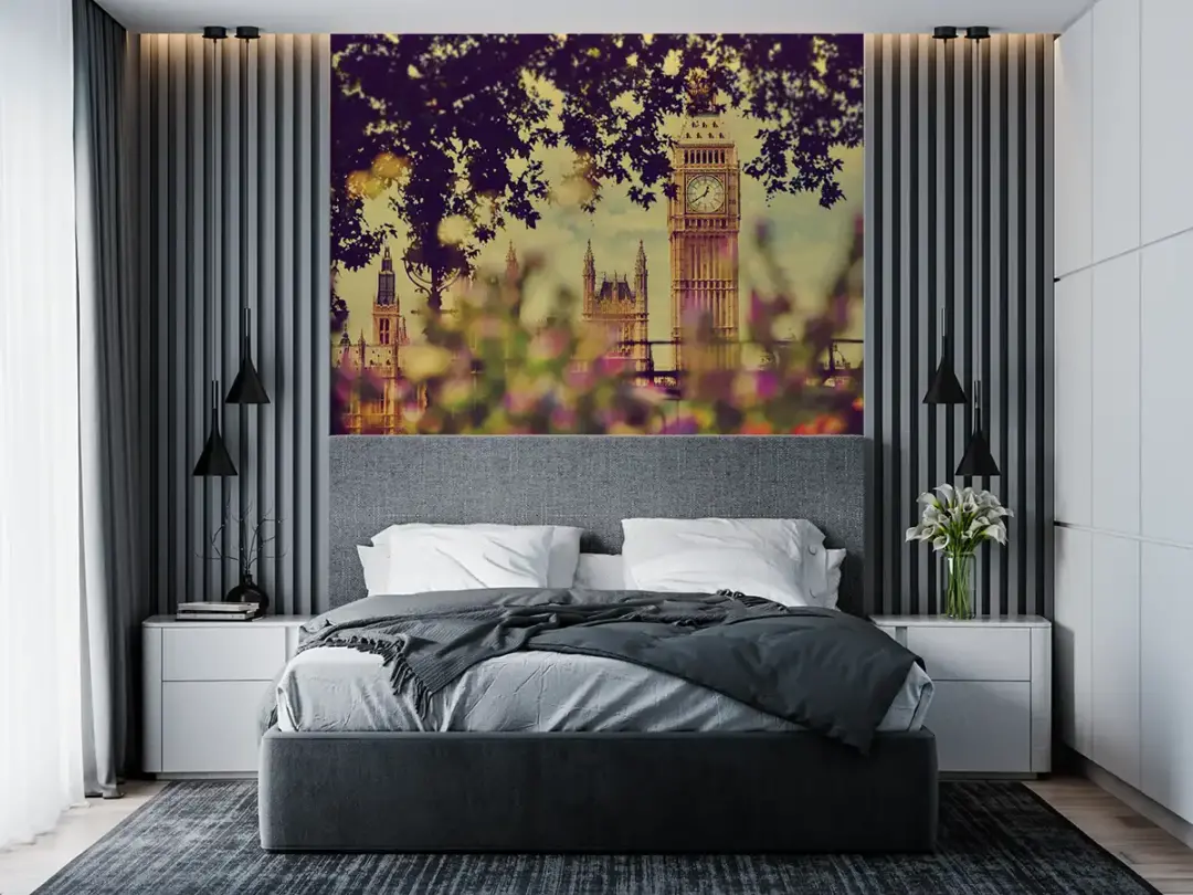 Fototapetul 'Londra printre Cireși' aduce în casa ta o imagine poetică și surprinzătoare a capitalei britanice împodobită cu cireși înfloriti