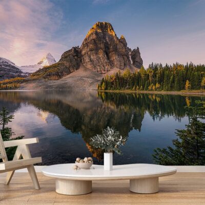 Fototapetul 'Reflexia Muntelui' aduce în casa ta o imagine captivantă a unui munte ce se reflectă în apele liniștite ale unui lac.