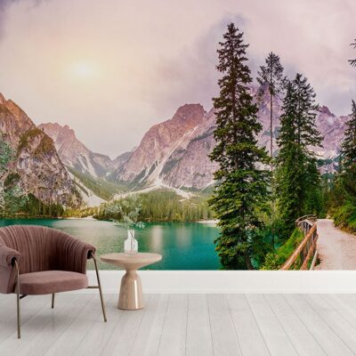 Fototapetul 'Lac de Smarald' aduce în casa ta frumusețea și liniștea unui peisaj lacustru spectaculos.