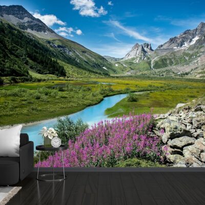 Fototapetul "Peisaj de Munte cu Cer Senin" aduce în casa ta frumusețea și liniștea peisajului montan.